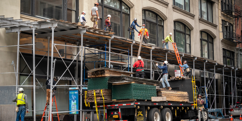contractor liability insurance: construction workers on scaffolding